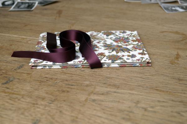 Leporello with wine-red satin ribbon, folded photo cardboard for up to 14 pictures
